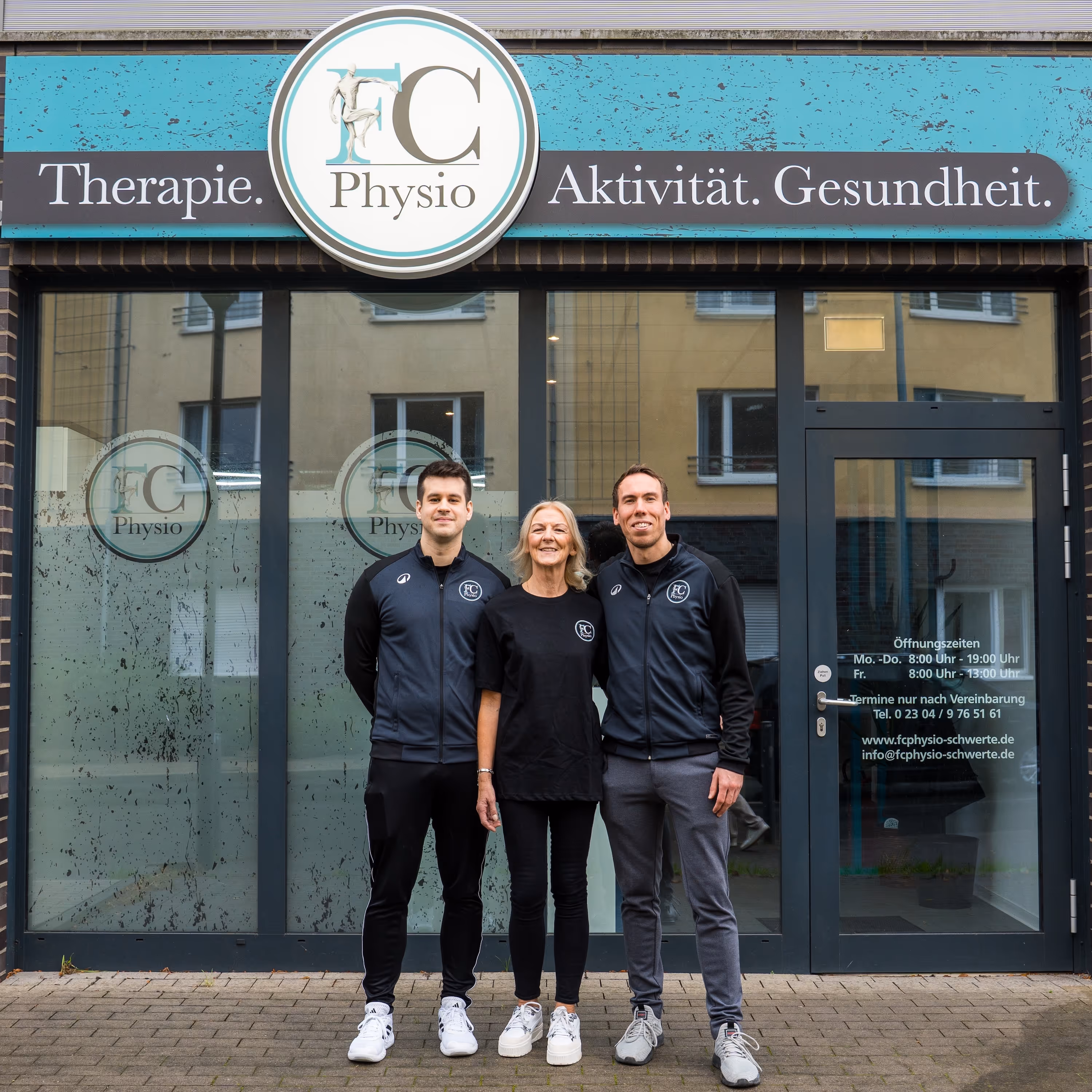 Das Team von FC Physio vor dem Praxiseingang in Schwerte