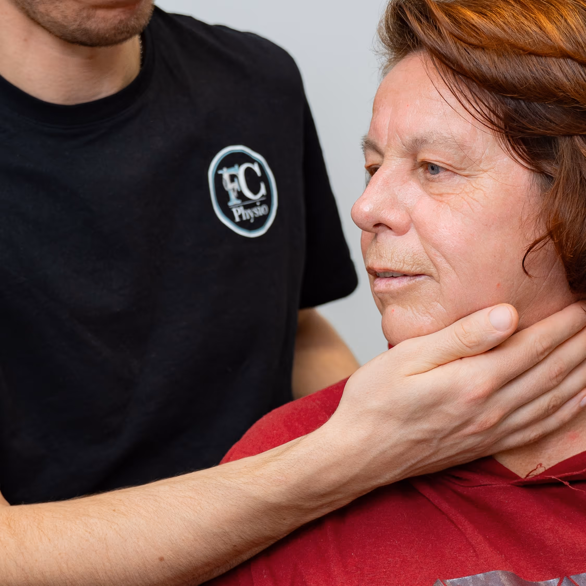 CMD-Therapie bei FC Physio: Physiotherapeut behandelt den Kieferbereich einer Patientin